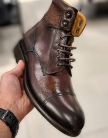Hand-stitched Cowhide leather men boots in Brown color