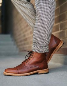 Hand-stitched Cowhide leather men boots in Brown Color